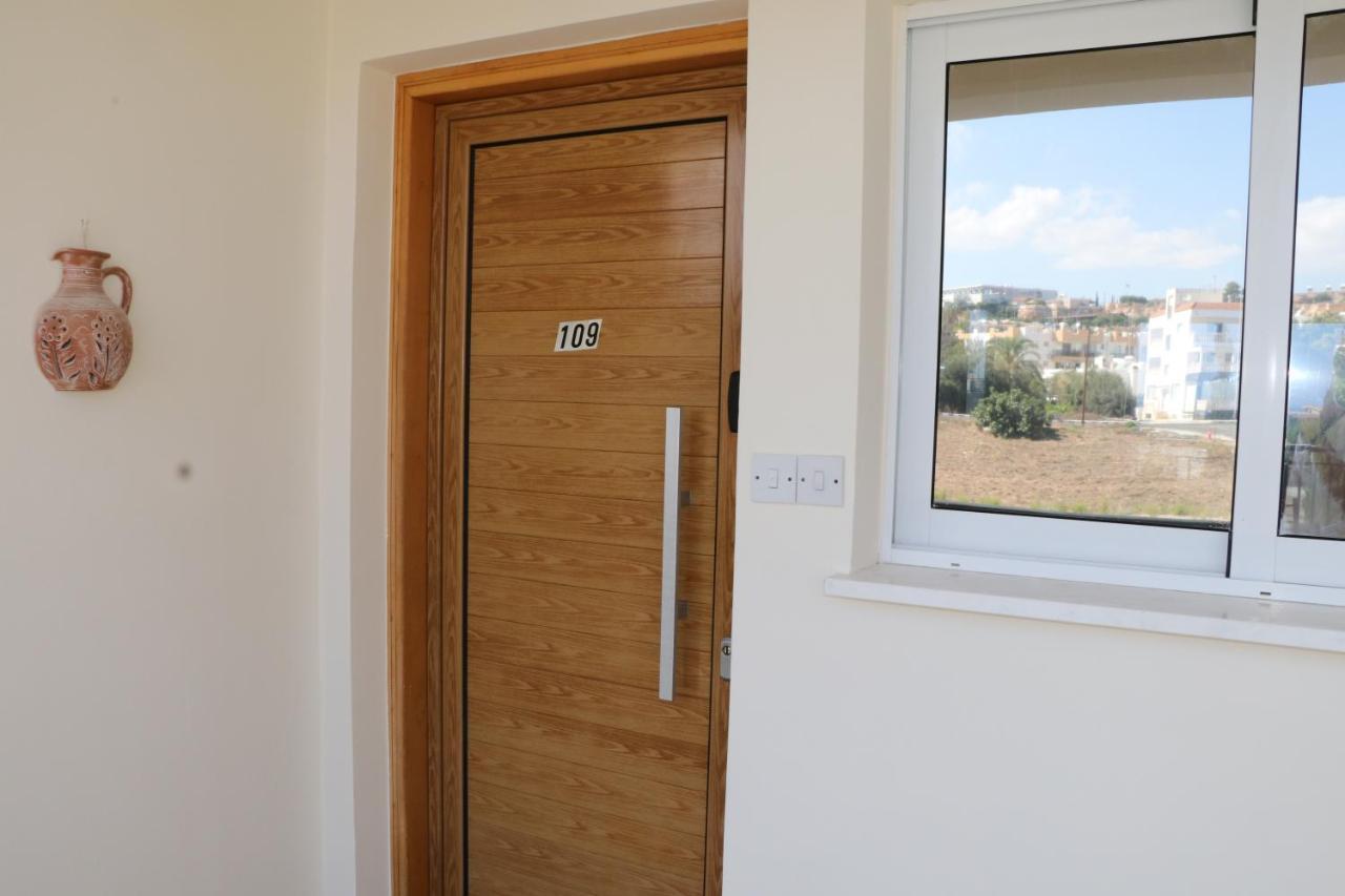 Sunset Apartment With Pool & 10 Mins To Venus Beach Paphos Bagian luar foto